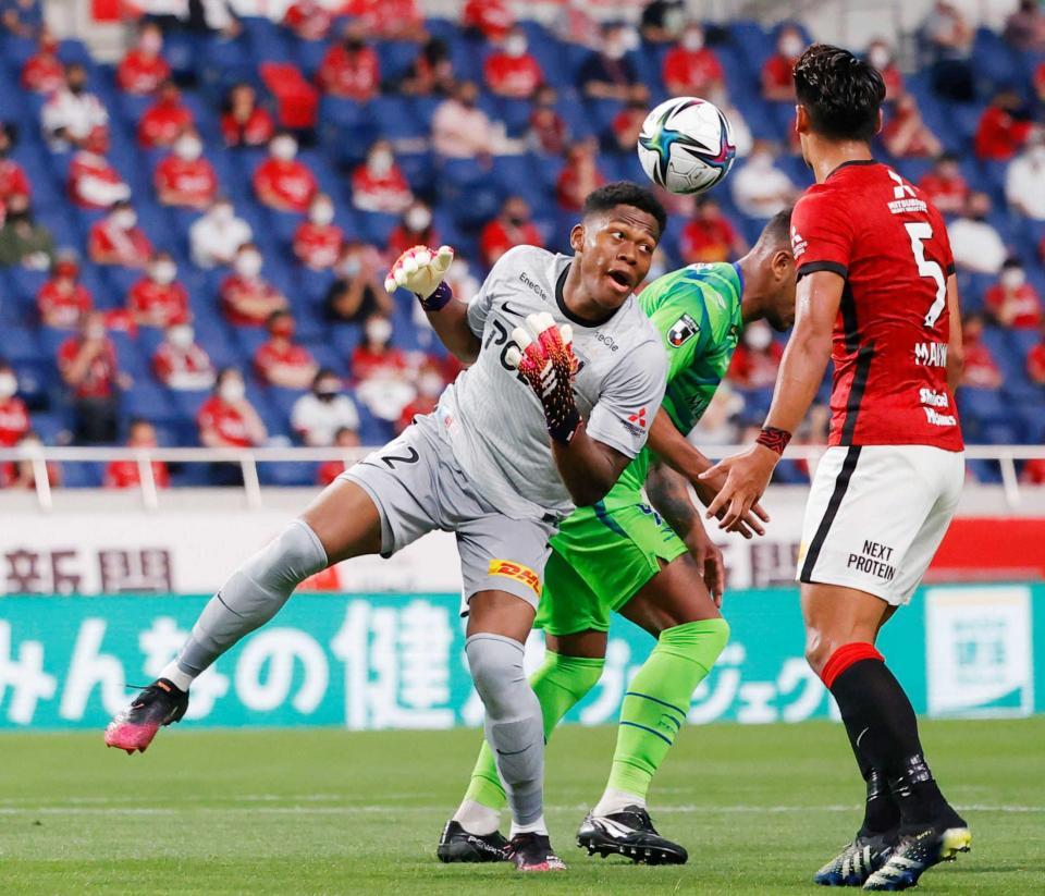 　前半、競り合う浦和・ＧＫ鈴木（左）