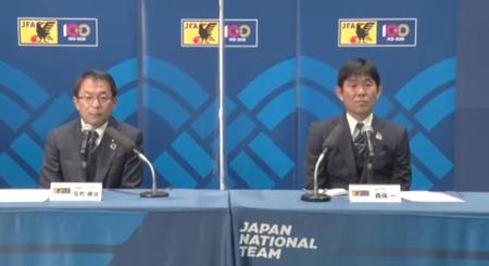 オンライン会見で、Ｕー２４東京五輪日本代表メンバー発表会見に臨む森保一監督（右）と反町技術委員長