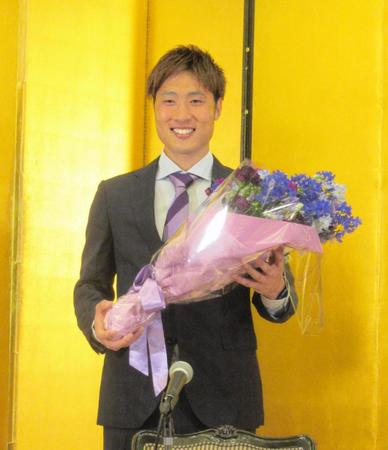 　五輪代表に選出され、花束を手に笑顔のＪ１広島・大迫