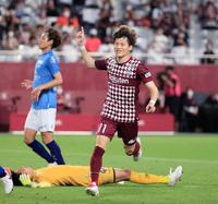 　後半、ハットトリックを決めて駆けだす神戸・古橋（撮影・吉田敦史）