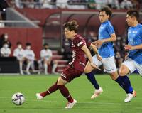 　後半、自身３点目を決める神戸・古橋