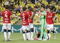 　柏に快勝し、喜ぶＧＫ西川（右から２人目）ら浦和イレブン
