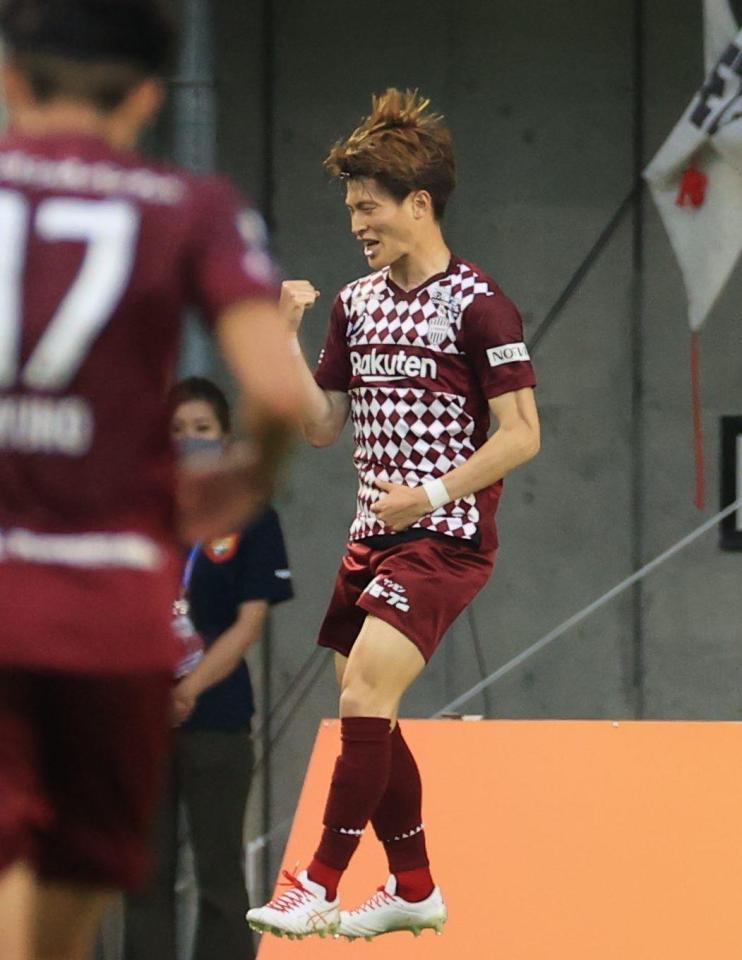 　前半、チーム２点目を決め、飛び跳ねて喜ぶ神戸・古橋