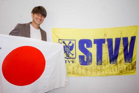 　日の丸を掲げる橋岡（Ｃ）ＳＴＶＶ