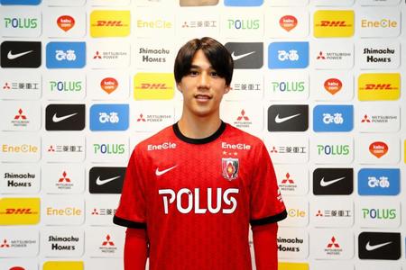 　加入会見に臨んだ浦和・江坂（Ｃ）ＵＲＡＷＡ　ＲＥＤＳ