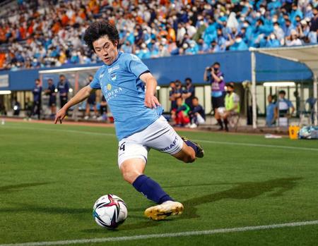 後半、攻め込む横浜ＦＣ・高木