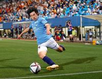 後半、攻め込む横浜ＦＣ・高木