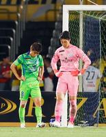 試合終了間際、柏に逆転され、うつむく湘南のＧＫ谷（右）