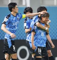 　北京国安戦の前半、先制ゴールを決め、谷口（５）に祝福される川崎・長谷川（16）＝タシケント（共同）