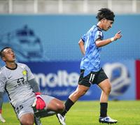 　北京国安戦の前半、チーム３点目のゴールを決め、駆けだす川崎・遠野（右）＝タシケント（共同）