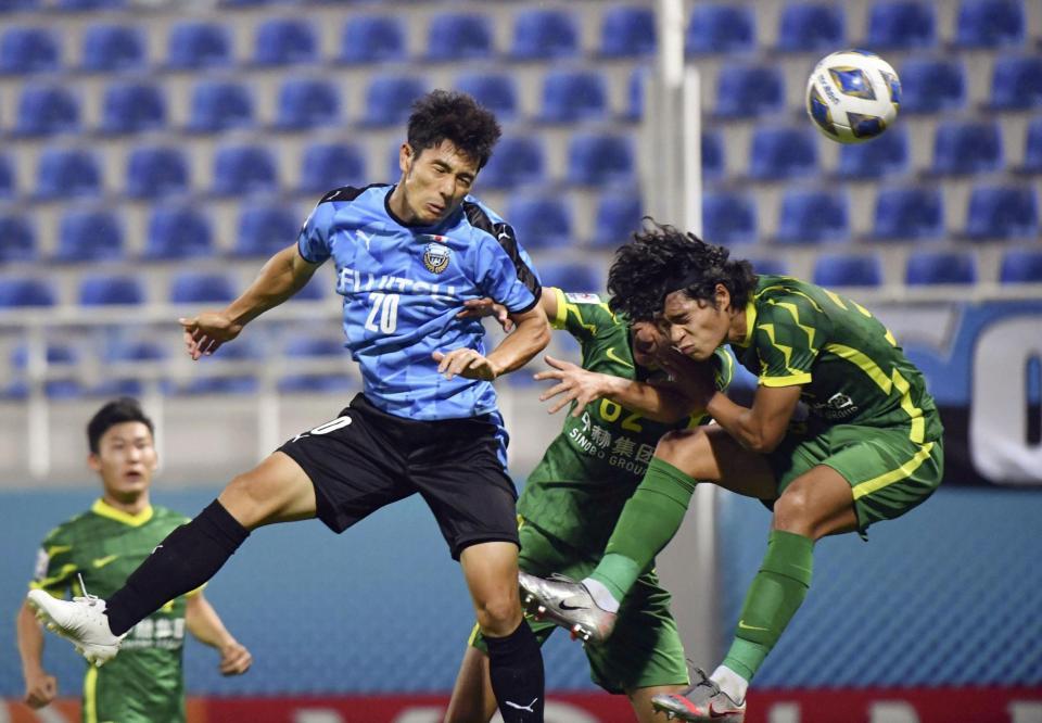 　北京国安戦の後半、ヘディングでゴールを決める川崎・知念（左）＝タシケント（ＡＰ＝共同）