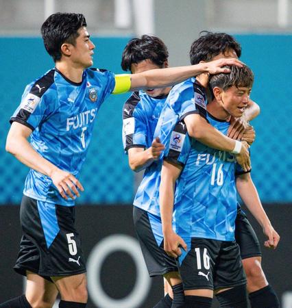 　前半、先制ゴールを決め、谷口（５）に祝福される川崎・長谷川（１６）＝共同
