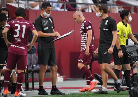 　前半、足を痛めピッチを去る神戸・イニエスタ（中央）＝撮影・吉澤敬太