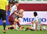 　前半、湘南・山田直輝（右）のタックルを受け、負傷交代となる神戸・イニエスタ（撮影・吉澤敬太）