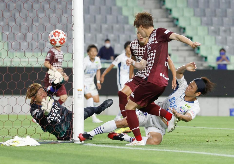 　前半、先制ゴールを決める神戸・古橋（手前）