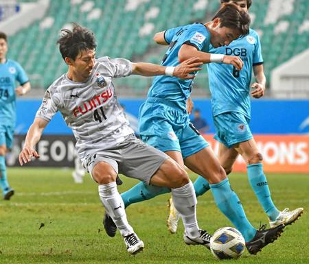 大邱戦で競り合う川崎・家長（左）＝タシケント（ＡＰ＝共同）