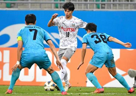 大邱戦で攻め込む川崎・三笘（中央）＝タシケント（ＡＰ＝共同）