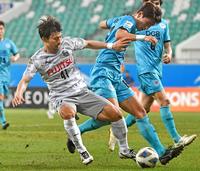 大邱戦で競り合う川崎・家長（左）＝タシケント（ＡＰ＝共同）