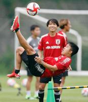 　東京五輪に向けた事前合宿で、調整する久保建