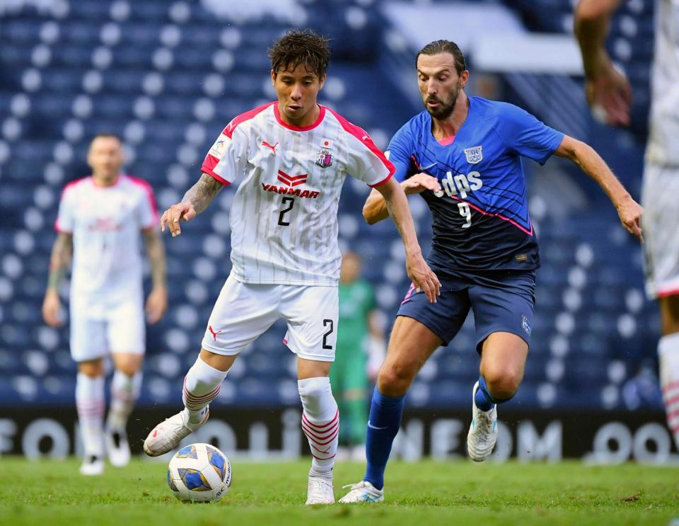 　傑志戦で競り合うＣ大阪・松田陸（左）＝ブリラム（Ｃ大阪提供）