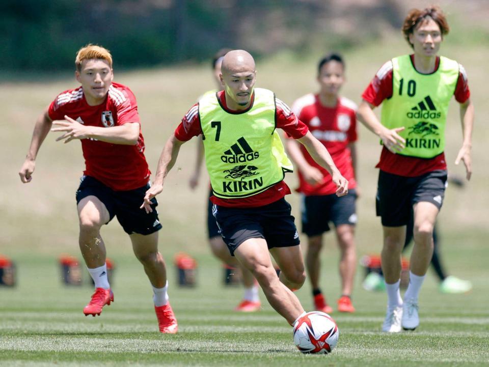 　東京五輪に向けた事前合宿で、調整する前田（中央）