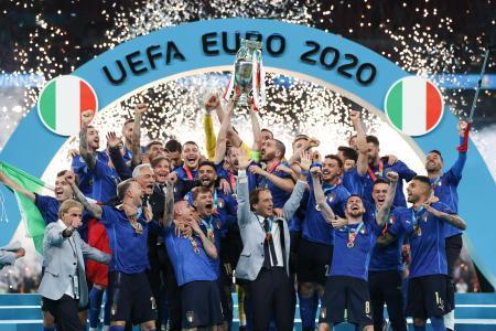 　サッカーの欧州選手権を制し、トロフィーを掲げるイタリアの選手ら＝１１日、ロンドン（ゲッティ＝共同）