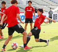 　ボールを追う相馬ら