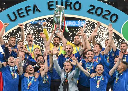 　欧州選手権を制し歓喜するイタリア代表＝ロンドン（ＡＰ＝共同）