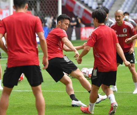 　ボールを追いかける吉田麻也（中央）＝撮影・北村雅宏