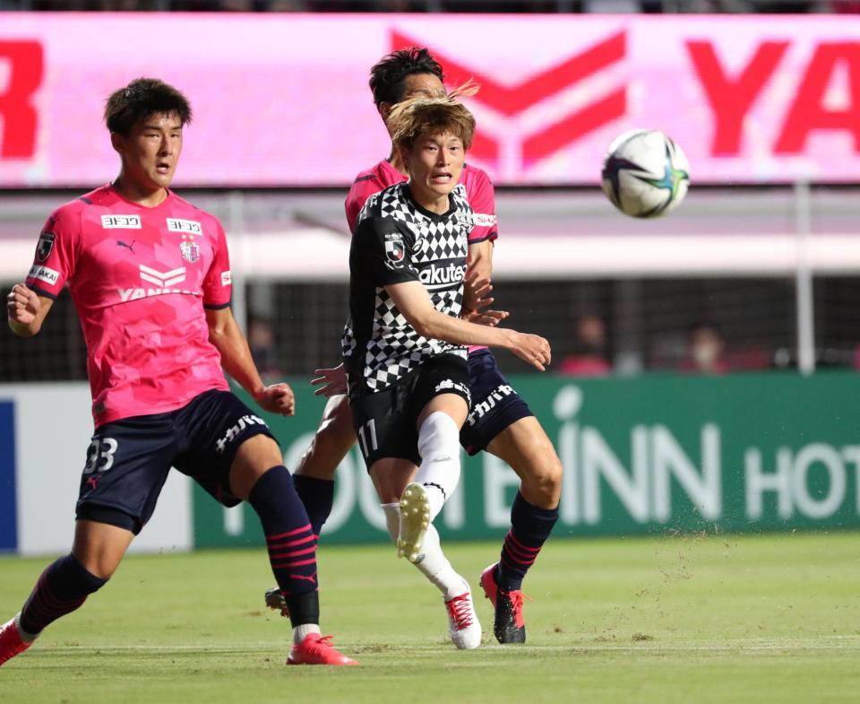 　前半、果敢にシュートを放つ神戸・古橋（右手前）＝撮影・辰巳直之