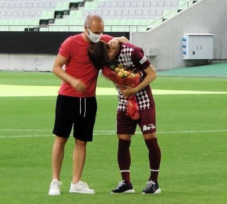 移籍壮行式で神戸・イニエスタ（左）から花束を贈呈され感謝する古橋＝ノエビアスタジアム神戸