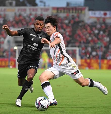 　前半、攻め込む名古屋・相馬。左は横浜ＦＣ・マギーニョ＝ニッパツ