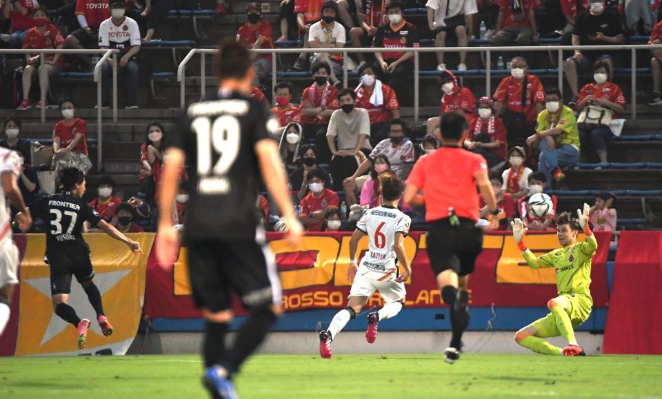 　前半、横浜ＦＣ・松尾（左端）がチーム２点目のゴールを決める。ＧＫランゲラック＝ニッパツ
