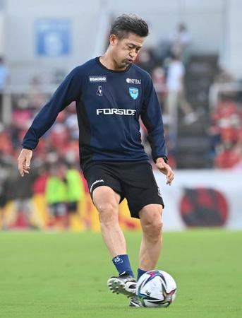 　試合前、練習する横浜ＦＣ・三浦