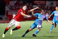 　前半、攻め込む浦和・酒井（左）