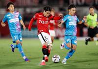 　前半、ゴールを狙う浦和・江坂（中央）