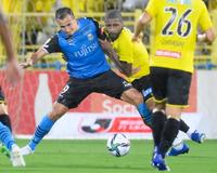 　前半、競り合う川崎・レアンドロダミアン（左）と柏・エメルソンサントス