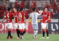 　鳥栖に競り勝ち、タッチを交わす酒井（右端）ら浦和イレブン