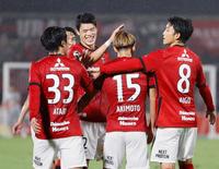 　前半、先制ゴールの明本（１５）を祝福する浦和・酒井