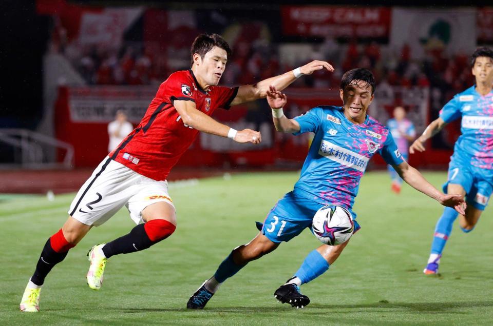 　前半、攻め込む浦和・酒井（左）