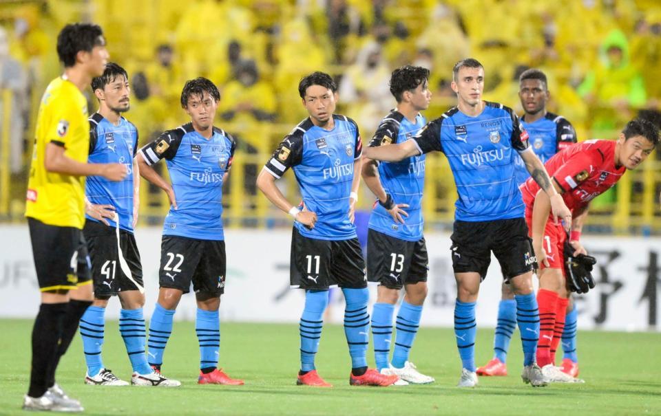 　柏と引き分け、厳しい表情の小林（中央）ら川崎イレブン