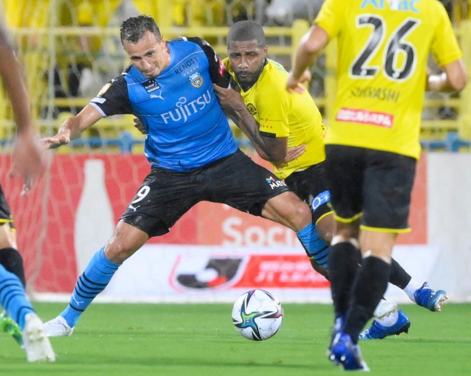 　前半、競り合う川崎・レアンドロダミアン（左）と柏・エメルソンサントス
