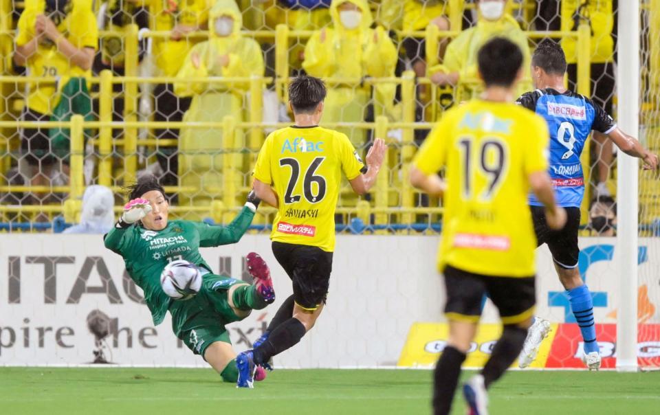 　前半、好セーブする柏のＧＫ金承奎（左端）
