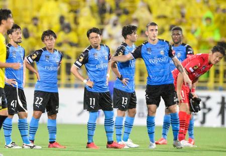 　無得点に終わり厳しい表情の（左から）家長、橘田、小林ら川崎イレブン