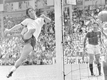　１９７０年ワールドカップ準々決勝のイングランド戦でゴールを決める西ドイツ代表のゲルト・ミュラーさん（ＡＰ＝共同）