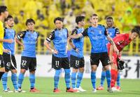 　無得点に終わり厳しい表情の（左から）家長、橘田、小林ら川崎イレブン