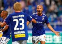 横浜Ｍ－大分　前半、先制ゴールを決め、駆けだす横浜Ｍ・前田（右）＝ニッパツ