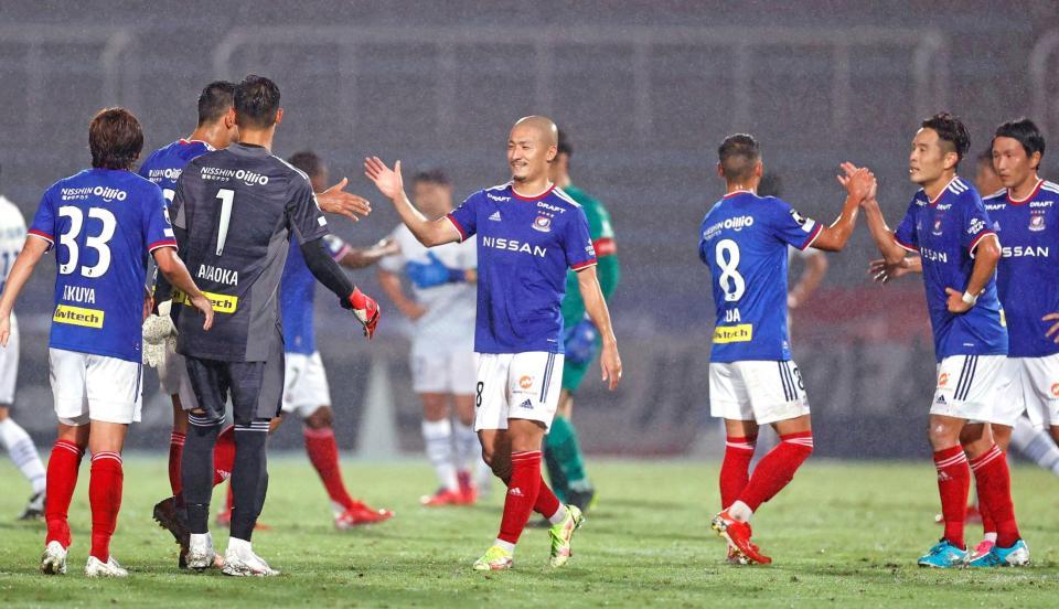 大分に大勝し、タッチを交わす前田（中央）ら横浜Ｍイレブン＝ニッパツ