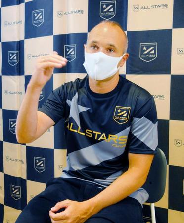 取材に応じるイニエスタ