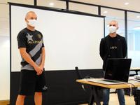 会員制オンラインクラブ「オールスターズクラブ」について説明するイニエスタ（左）とイバイ社長